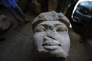 揭秘古埃及法老巨石头像，沉1吨的美西斯两世石像_常睹