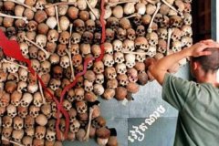 红色高棉大屠杀:左倾政策导致三百万人死亡_骷髅堆成山