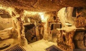 马耳他岛地下窟窿之谜，左右接织的多层房间_奇异修筑